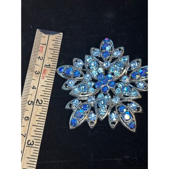 Vintage Rhinestone Snowflake Brooch Pin - Picture 7 of 8